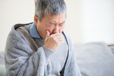 亚洲老人生病咳嗽