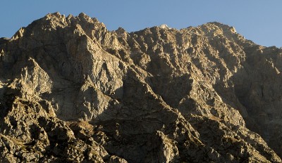 白雪覆盖的高山、高山草甸和当地的山区居民点
