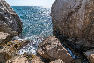 美丽的海景和巨大的石头在克里米亚海岸