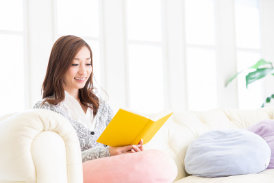 读一本书的亚洲女人