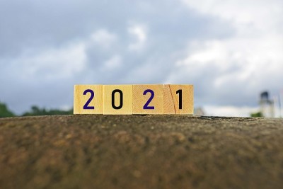 2021年的数字放在大石头上的木块上- 2021年新年的概念