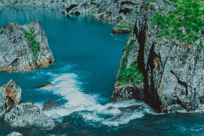 山蓝河在山中。海岩石和绿松石海。沿海岸的海上航行。