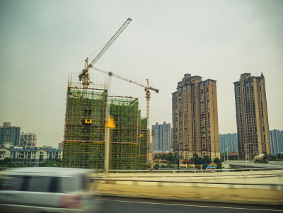 从公交车上看长沙市容随汽车在高速公路上的运动。长沙中国旅行社