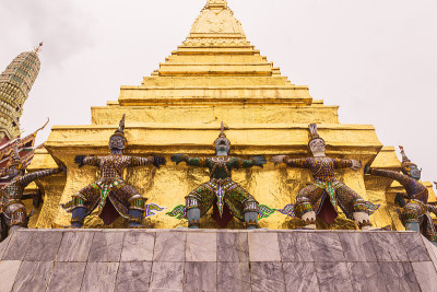 翡翠佛寺的守护神雕像