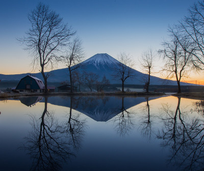 日本的富士山和川口湖在秋天有晨雾。
