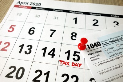 月历显示日期为2020年4月15日，以1040表标记为纳税日