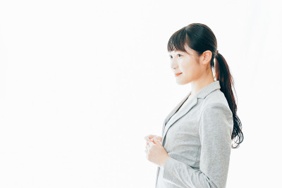 办公室里微笑的女商人
