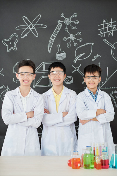 快乐的亚洲学生