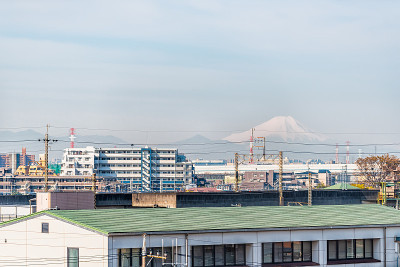 东京，日本丰岛市白天的城市景观，从新干线列车可以看到富士山和公寓楼