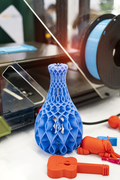 花瓶特写对象打印3d打印机特写。先进的现代添加剂技术4.0工业革命