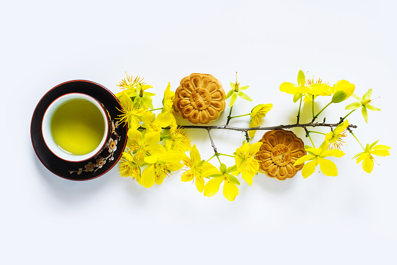 月饼和茶，中国中秋节的食品和饮料。在白色背景上隔离