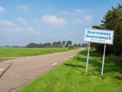 荷兰弗里斯兰的Boornzwaag的弗里斯兰语和荷兰语双语地名标志