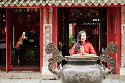 在铜壶前祈祷的女人