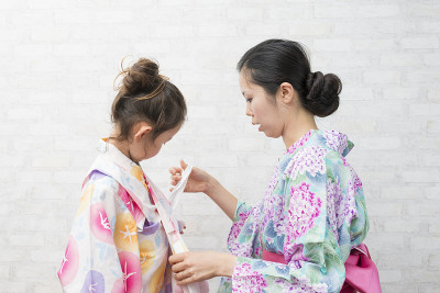 妈妈把浴巾给女儿穿