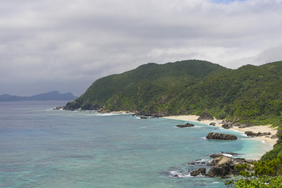 日本冲绳岛阿仁海滩全景图。