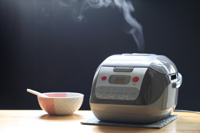 厨房里的电子电饭煲在黑暗的背景下
