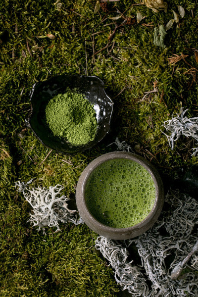 传统的陶瓷杯绿茶抹茶