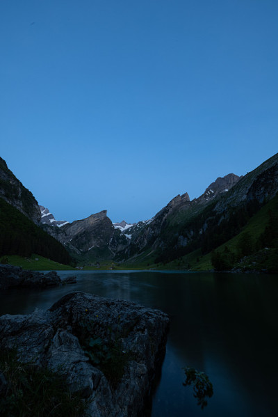 美丽的风景在瑞士高山湖泊在蓝色的时间。在太阳升起之前，美丽的晨光。世界上最美丽的地方之一的史诗般的风
