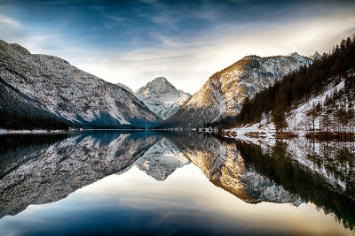 反射在Plansee(计划湖)，阿尔卑斯山，奥地利