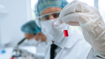 科学家通过显微镜观察对照样本