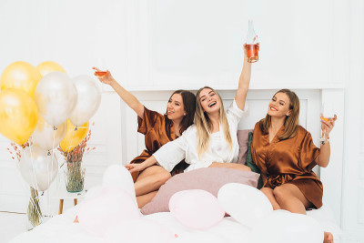 闺蜜喝着酒在家享受睡衣派对。庆祝妇女的聚会