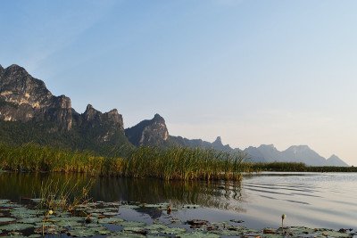 岩石悬崖和绿色森林在广阔的石灰岩山上湿地
