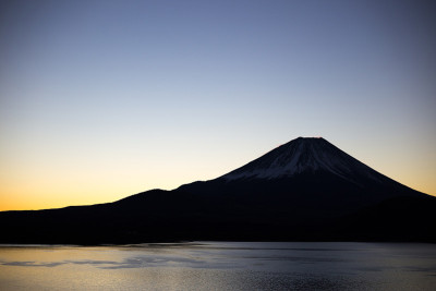 黎明时分的富士山和元津湖