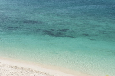 美丽的海滩和蓝天