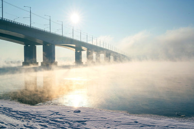 冬天的景观是结霜的树木，白雪皑皑的城市公园。树木在白霜。季节、气候变化、生态、环境。极其寒冷的冬天