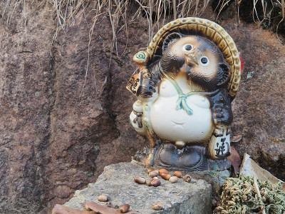 一个装饰品和一个橡子