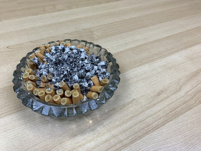 装满烟灰和香烟的水晶烟灰缸。