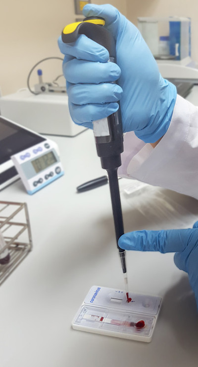 COVID-19或冠状病毒快速检测概念。在大学研究实验室工作的科学家或实验室技术人员，在科学室检查医