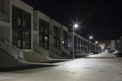 小区的现代住房单元与led照明