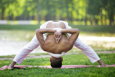 河岸上的普拉萨里塔·帕多塔纳萨纳 (Prasarita Padottanasana)