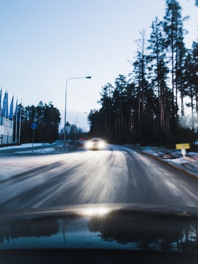 汽车接近下雪的冬季道路，速度快，长时间暴露