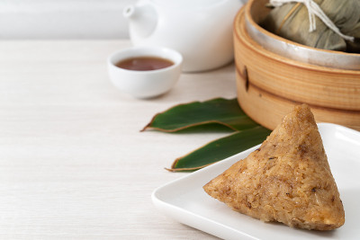 粽子端午节粽子以明亮的木桌为背景。