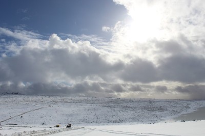 冬天山上覆盖着雪