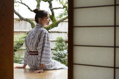 一个年轻的亚洲女人正在日本传统旅馆放松