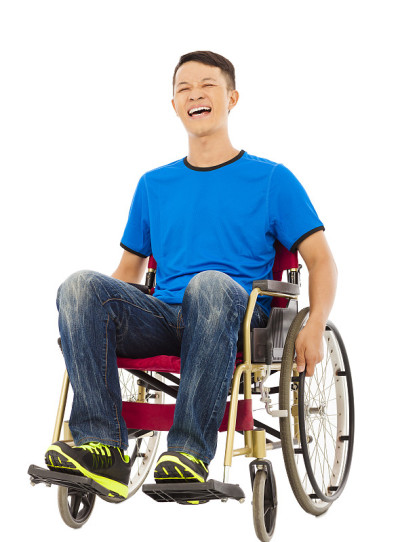 工作室里一个坐在轮椅上的充满希望的年轻人