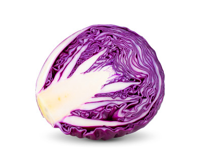 白色背景上的红色卷心菜