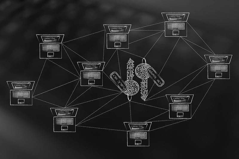 笔记本电脑通过虚线和由电子电路组成的私有公钥加密密钥相互连接