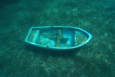 地中海海底的一艘小船