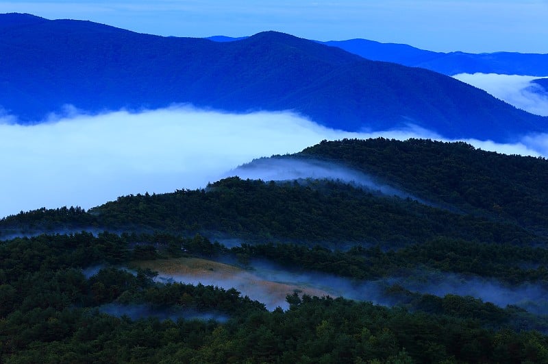 山脉和云海