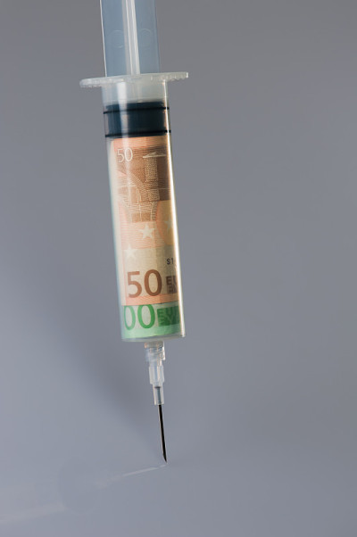 注射器装钱，现金注射