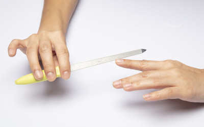 指甲锉在妇女的手中孤立