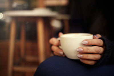 女手捧热咖啡杯