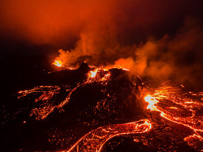在冰岛法格拉达尔火山喷发的熔岩上飞行，冰岛