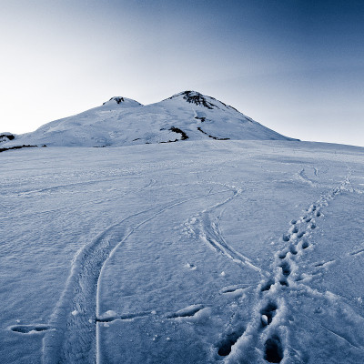 32、脚印在雪山脚下的山峰