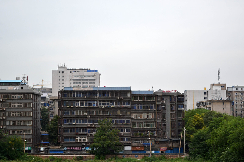 阴天西安城墙周围的景色