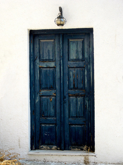 传统的蓝色门，Agia Marina镇